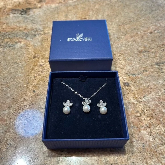 NWOT SWAROVSKI NECKLACE AND EARRINGS - Picture 1 of 3